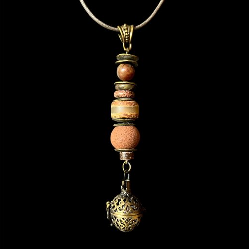 Collier en cuir rond marron avec son pendentif cage à perle à parfum