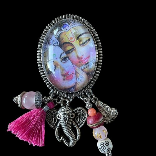 Broche pendentif amulette indienne cabochon de verre et ses breloques