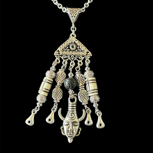 Collier en acier inoxydable et son pendentif totem et ses perles de corne ouvragées