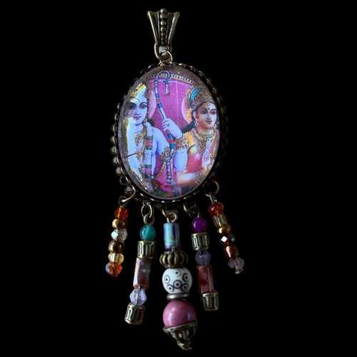 Pendentif amulette indienne cabochon de verre et ses breloques