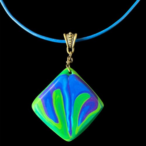 Collier en cuir bleu et son pendentif estival en argile polymère et métal bronze