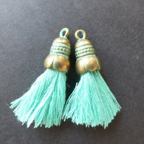 Pompon turquoise clair,fil de coton,calotte métal oxydé vert antique,35x10mm,vendu par 2