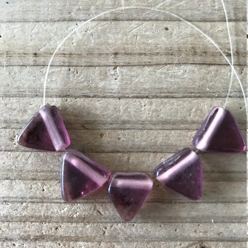 Perles en verre indiennes lilas brillant,triangle,13x13mm trou 1mm,lot de 10