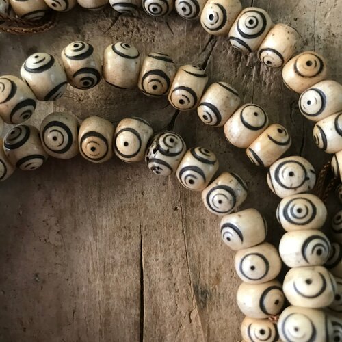 Perle mala sculptée main dans os de yack 8 9 mm,trois yeux dzi beige,lot de 10 perles