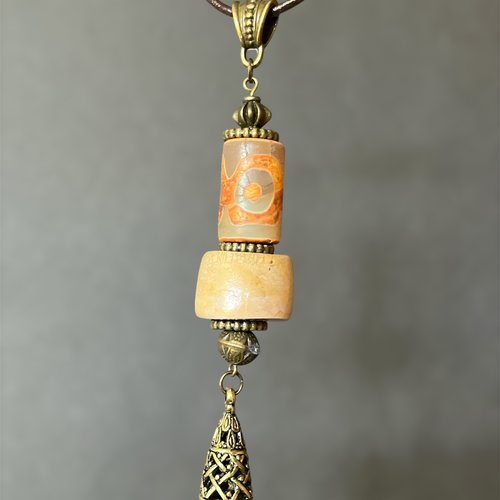 Collier en cuir rond marron avec son pendentif ethnique tibet perle agate dzi