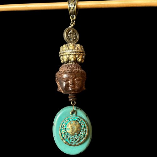 Pendentif tête de bouddha en bois de santal ,graine et tranche de tagua bleu turquoise,breloque métal patiné
