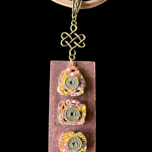 Collier en suédine taupe et son pendentif asiatique monnaie fen shui,porte bonheur