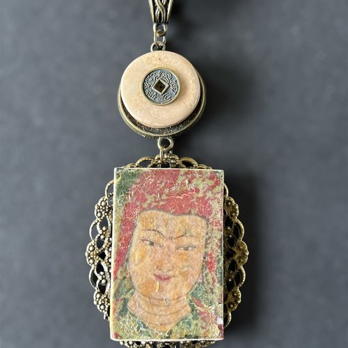 Collier en cuir rond et son pendentif d'une illustration ancienne japonaise