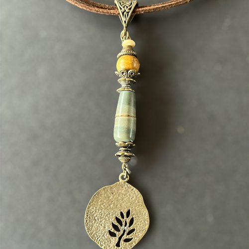 Collier en suédine marron et son pendentif nature avec jaspe paysage