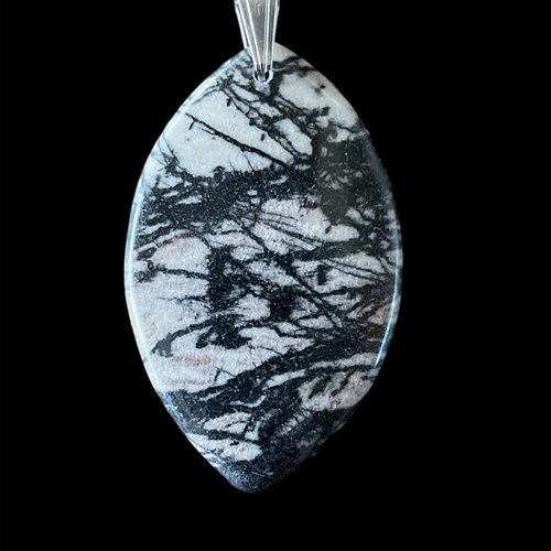 Pendentif  jaspe netstone en soie noire naturelle et sa bélière acier inoxydable,4 cm de long