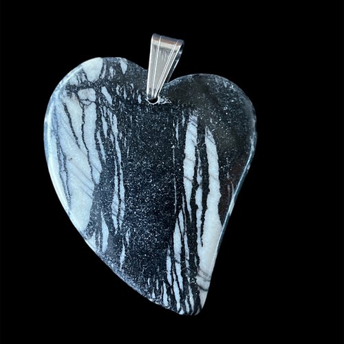 Pendentif coeur jaspe netstone en soie noire naturelle et sa bélière acier inoxydable,5 cm de long