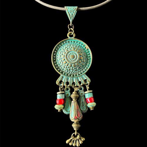 Collier en cuir taupe et son pendentif connecteur ethnique,métal patiné bleu vert,perle tibétaines