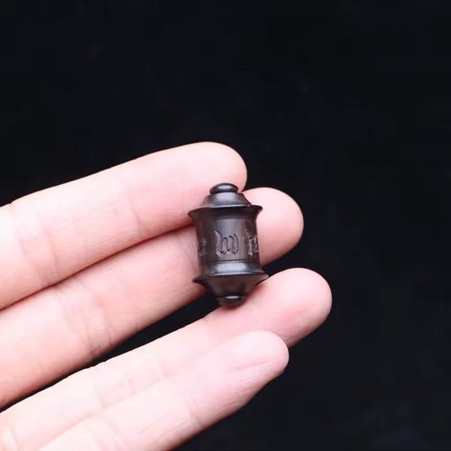 Fermoir à vis en bois de santal gravés mantras