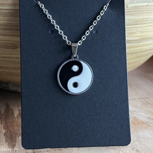 Collier yin yang en acier inoxydable, plat rond avec taiji, noir et blanc
