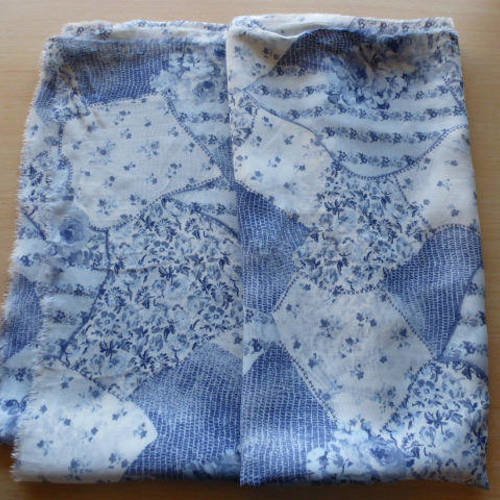 Tissu coupon 72 x 53 cm voile motif liberty tons bleu et bleu pâle en polyamide