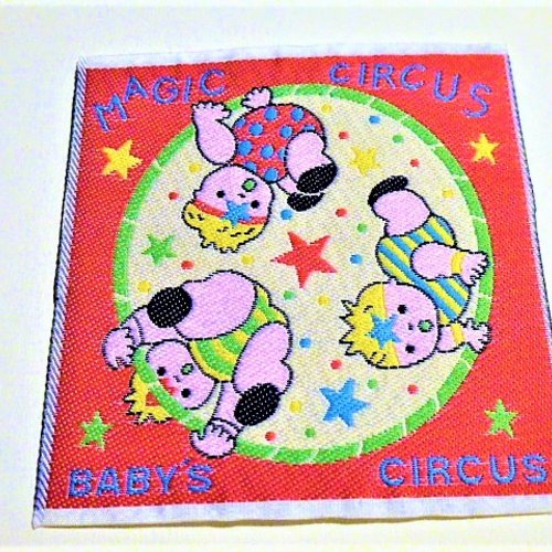 Applique magic circus bébé accrobate fond rose 7.5 x 8 cm écusson thermocollant 5039 r décoration couture vêtements et accessoire