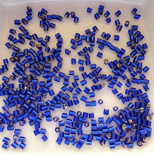 Perles tubes rocaille 2.5 mm bleu roi métallisé