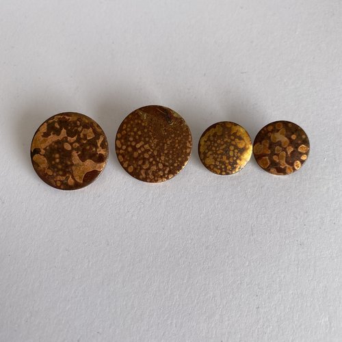 4 boutons anciens en métal tacheté marrons cuivre et polis fait mains 27 et 18 mm