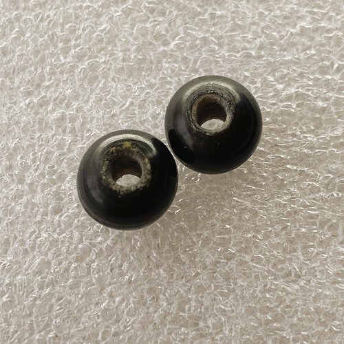 2 perles rondes 10 mm noires en corne