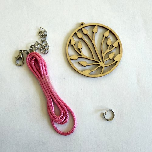 Kit créatif collier modèle médaillon lotus cordon rose
