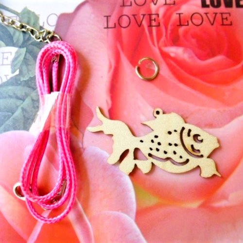 Kit créatif collier modèle médaillon poisson cordon rose