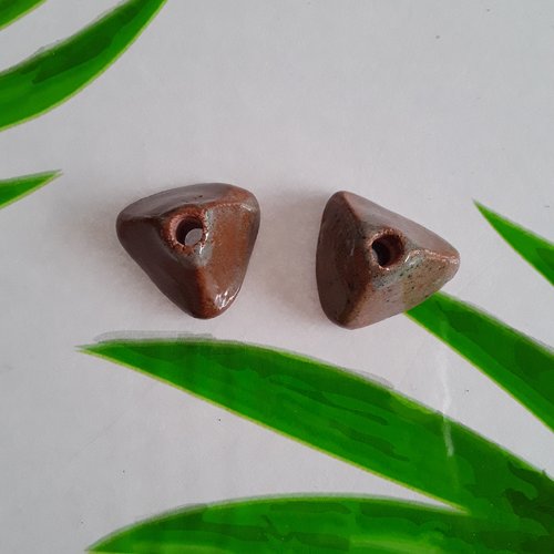Lot de 2 perles céramique 901 e formes pyramide beige marron déstockage