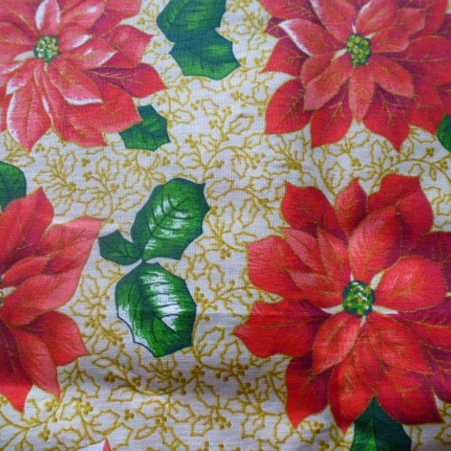 Tissu coupon 70 x 28.5 cm fleurs de noël poinsettia rouges et houx verts, ramage or sur fond beige doré or