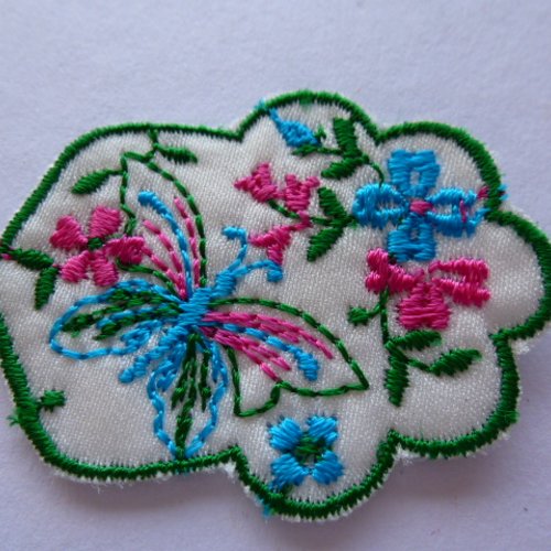 Applique brodée papillon et fleurs style nature 5 x 3.5 cm