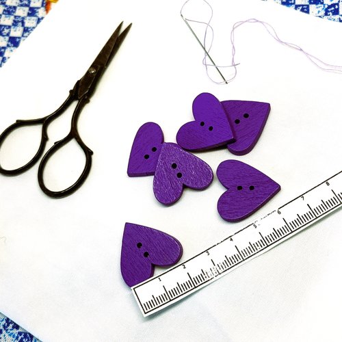 6 boutons forme coeur en bois violet
