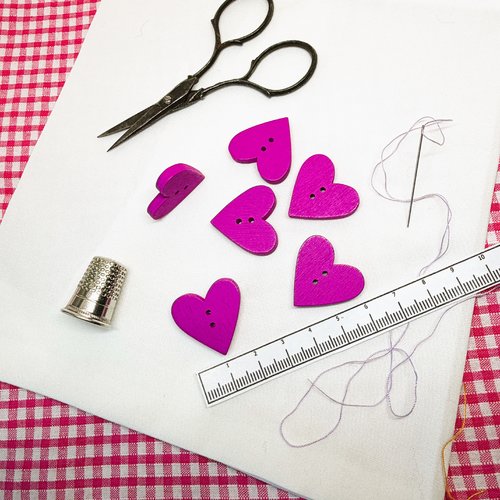 6 boutons coeur en bois couleur fushia