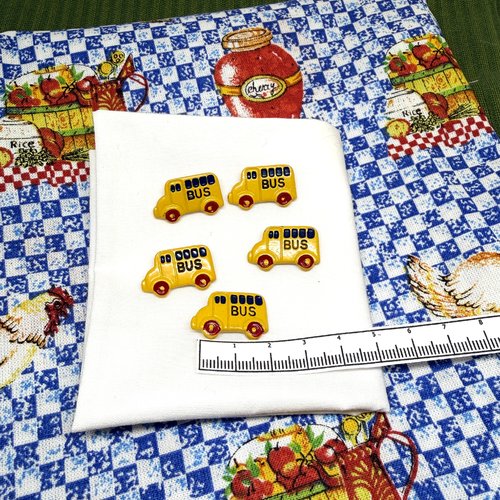 Boutons scool bus anglais en métal couleur jaune