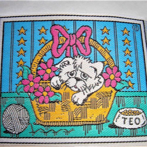 Applique 7.5 x 6 cm patch téo petit chien noeud rose et son panier, pour décoration vêtements et accessoires enfants