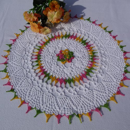Napperon en coton blanc et multicolore au crochet fait main.
