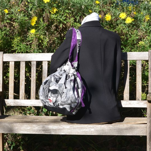 Grand sac boule (35cm x 25cm x 14cm) noir blanc et violet, sac à porter à l'épaule, grand sac sceau style elle, motifs magazine de mode