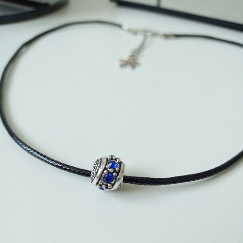 Collier cordon avec perle strass bleu