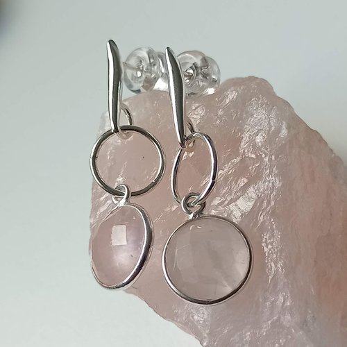Clous d'oreilles pendantes en argent et quartz rose