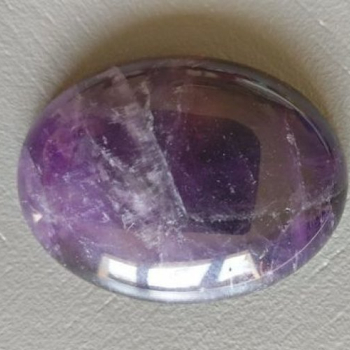 1 cabochon d'améthyste en pierre naturelle. 40 x 30 mm.