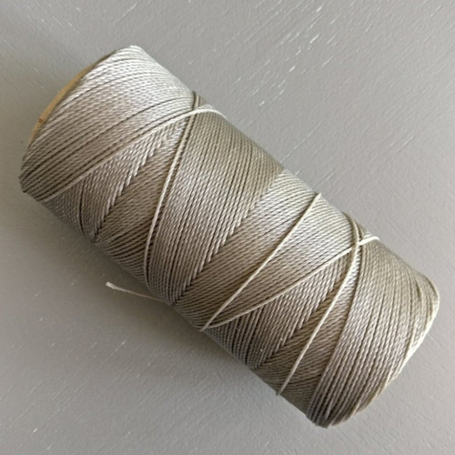 10 mètres fil macramé ciré linhasita  - polyester 0,8 mm d'épaisseur.  pour macramé, bijoux. gris taupe réf 544