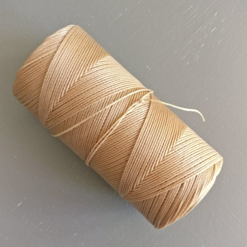 10 mètres fil macramé ciré linhasita  - polyester 0,8 mm d'épaisseur.  pour macramé, bijoux. jaune paille réf 1046