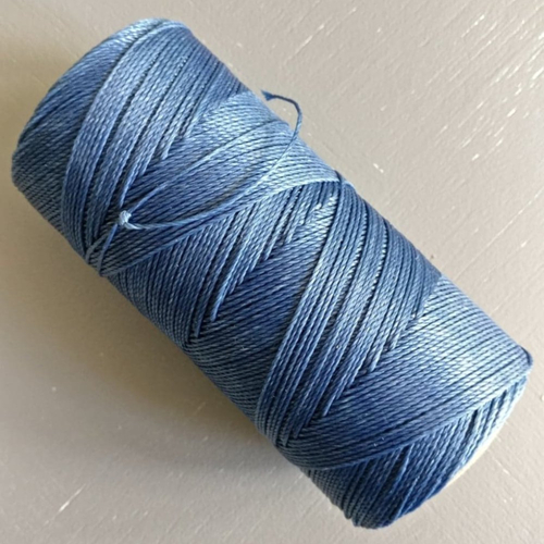 10 mètres fil macramé ciré linhasita  - polyester 0,8 mm d'épaisseur.  pour macramé, bijoux. bleu jean foncé réf 275