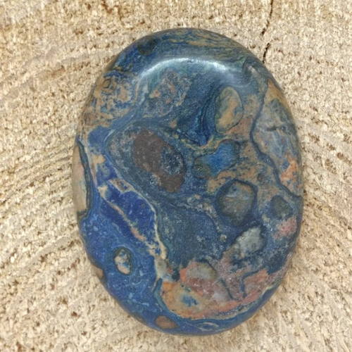 1 cabochon veiné bleu foncé en pierre naturelle. 40 x 30 mm.