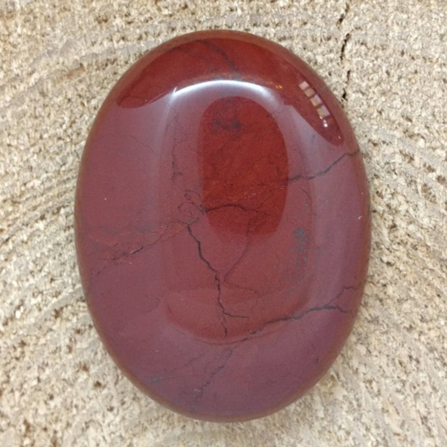 1 cabochon de jaspe rouge bordeaux  en pierre naturelle. 40 x 30 mm.