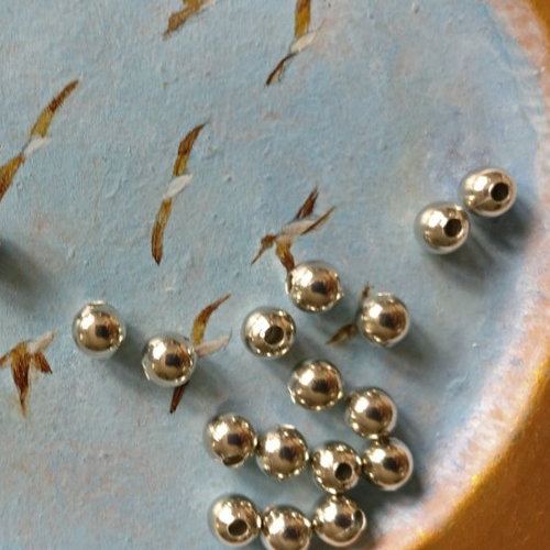 Lot de 20 perles à gros trou rhodium de 4 mm de diamètre extérieur.
