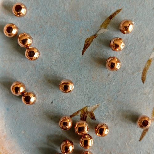 Lot de 20 perles à gros trou métal rose gold de 4 mm de diamètre extérieur.
