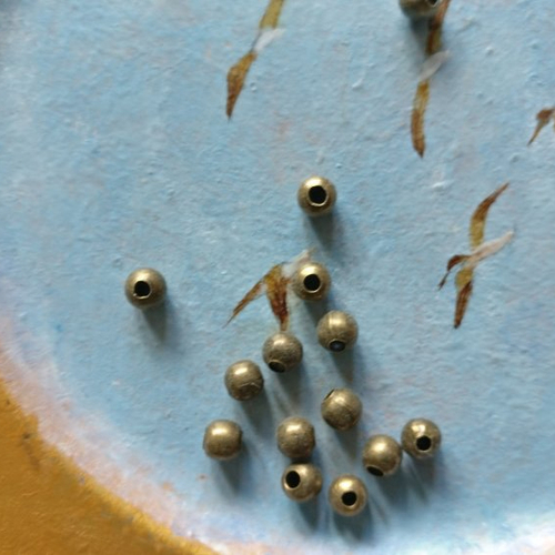 Lot de 20 perles à gros trou bronze de 3 mm de diamètre extérieur.
