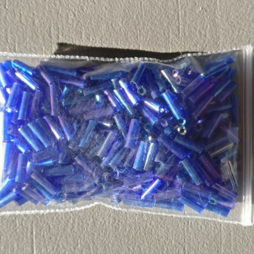 10 grammes perles de rocaille tubes bleu irisé en verre 6.5 mm x 2 mm