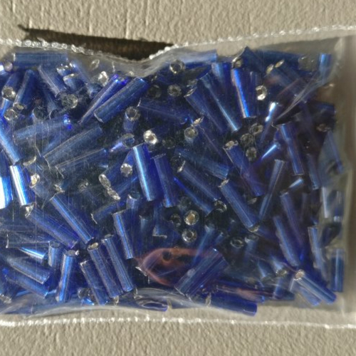 10 grammes perles de rocaille tubes bleu en verre 6.5 mm x 2 mm