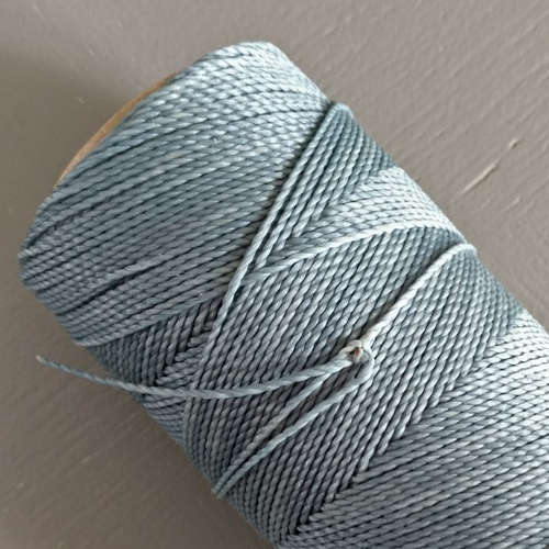 10 mètres fil macramé ciré linhasita  -polyester 1 mm d'épaisseur.  pour macramé, bijoux. bleu gris réf 549