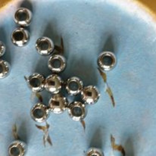 Lot de 20 perles à gros trou rhodium de 8 mm de diamètre extérieur.