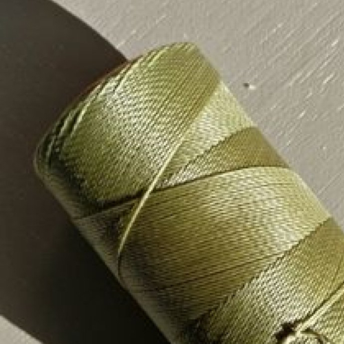 10 mètres ou + de  fil macramé ciré linhasita - polyester 0,5 mm d'épaisseur pour macramé, bijoux.  vert militaire réf 90.